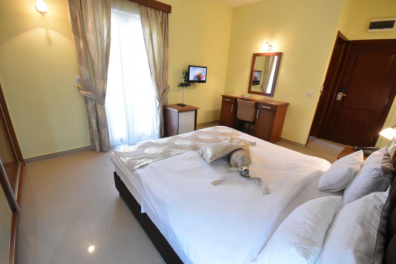 Hotel Ellena Herceg Novi Exteriör bild